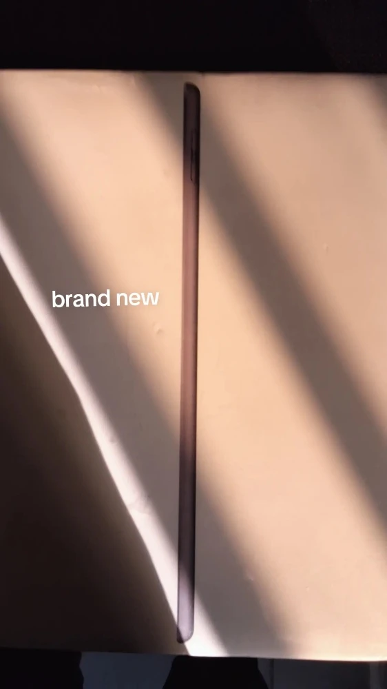 Ipad 8th gen brand new 128gb - 1