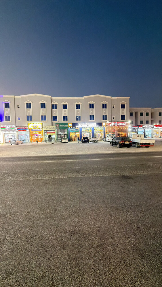 للبيع سوق تجاري بأم قرن موقع مميز - 1