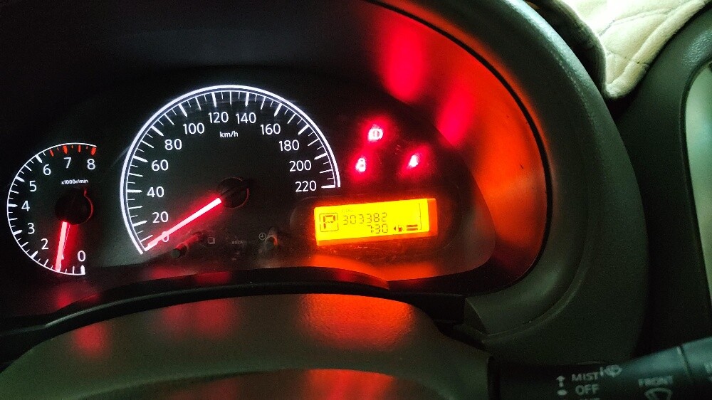 Nissan Sony 2013 silver ,km 303 - 2