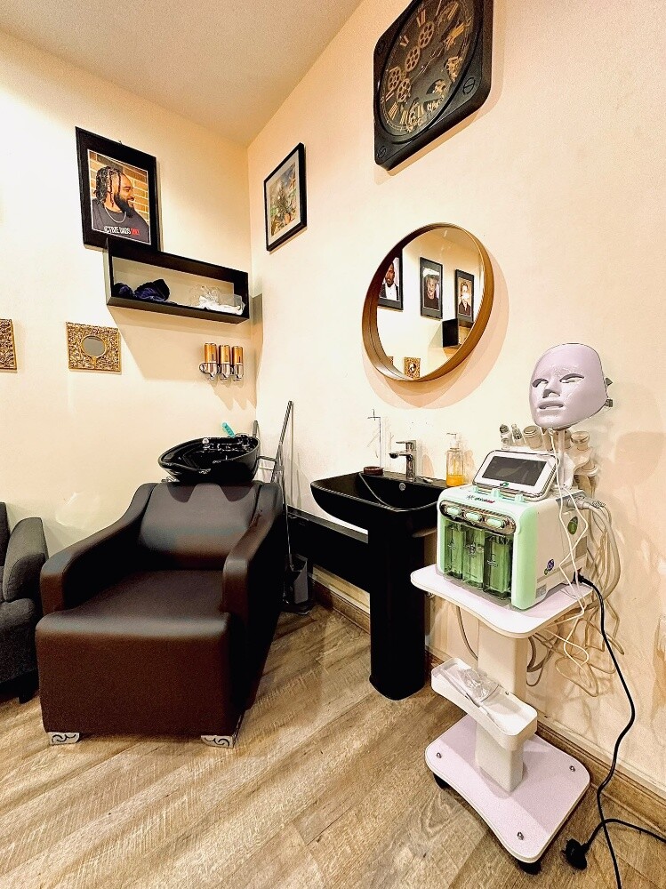 Premium Gents saloon for sale - 3