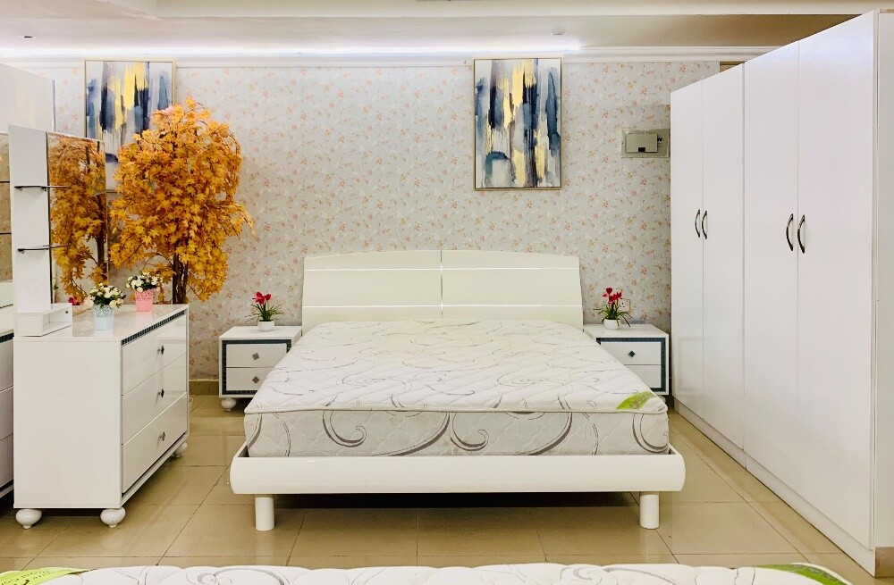 HOME CENTER KING BEDROOM SET. - 1