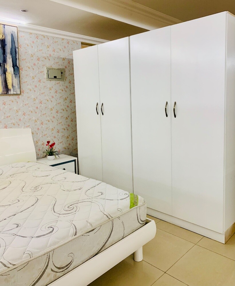 HOME CENTER KING BEDROOM SET. - 2