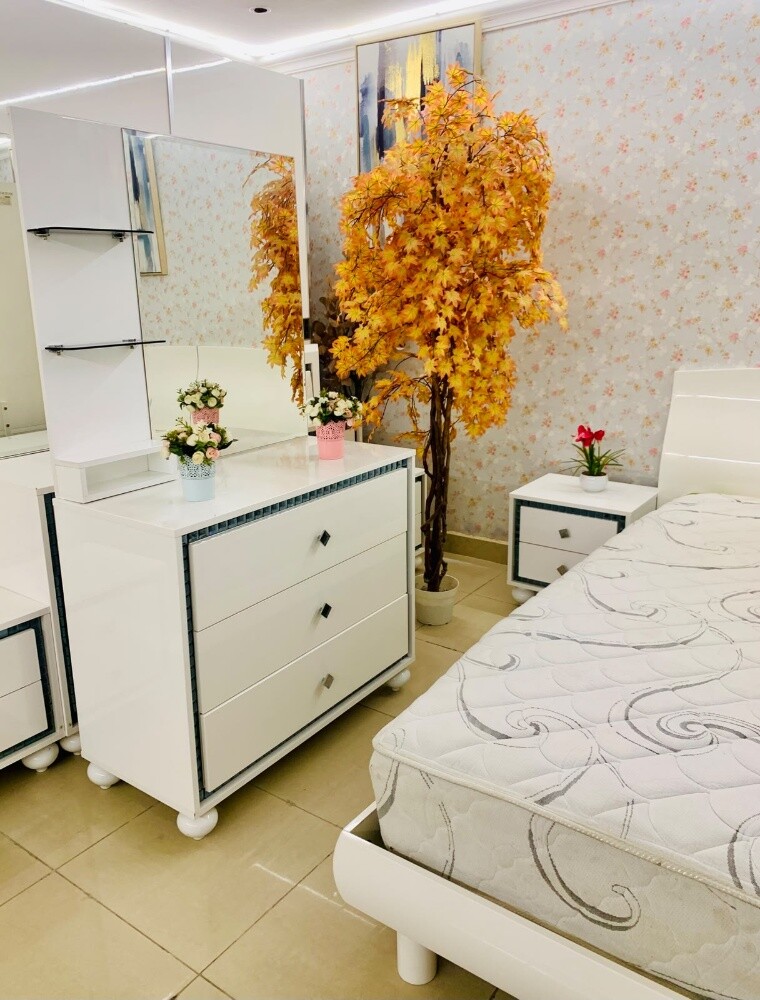 HOME CENTER KING BEDROOM SET. - 7