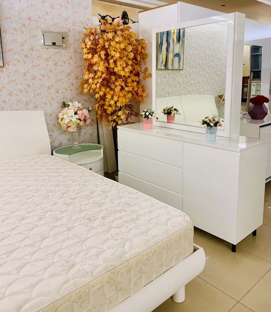 HOME CENTER KING BEDROOM SET. - 3