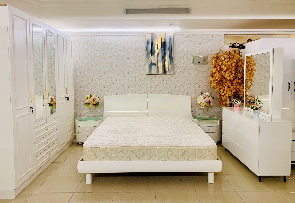 HOME CENTER KING BEDROOM SET. - 1