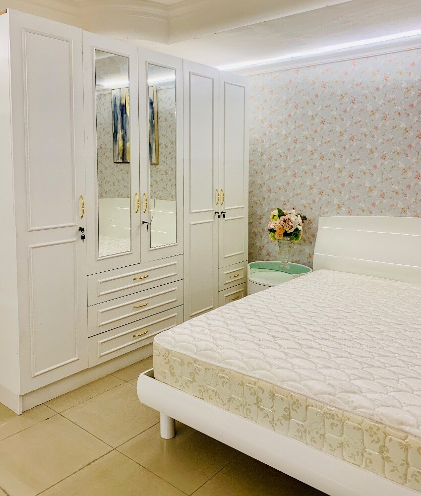 HOME CENTER KING BEDROOM SET. - 2
