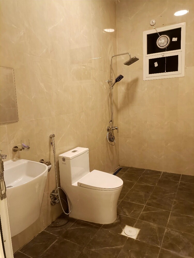 A four-bedroom apartment with a liv - 6