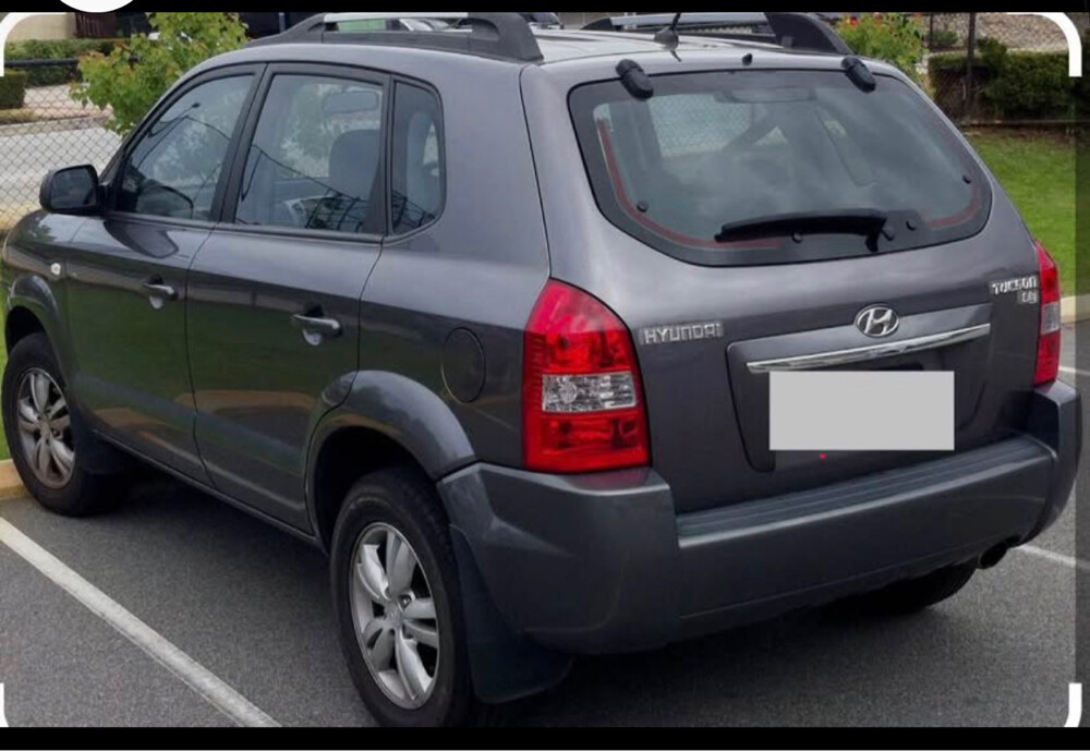 2007 Hyundai Tucson for scrap. All parts available. Installation and maintenance available for all types of cars. Industrial Area, Street 11, Building 299 - 1