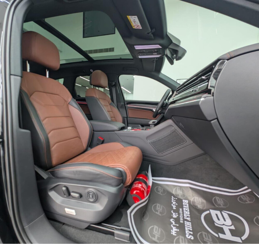 2025 Volkswagen Touareg R-line  - 11