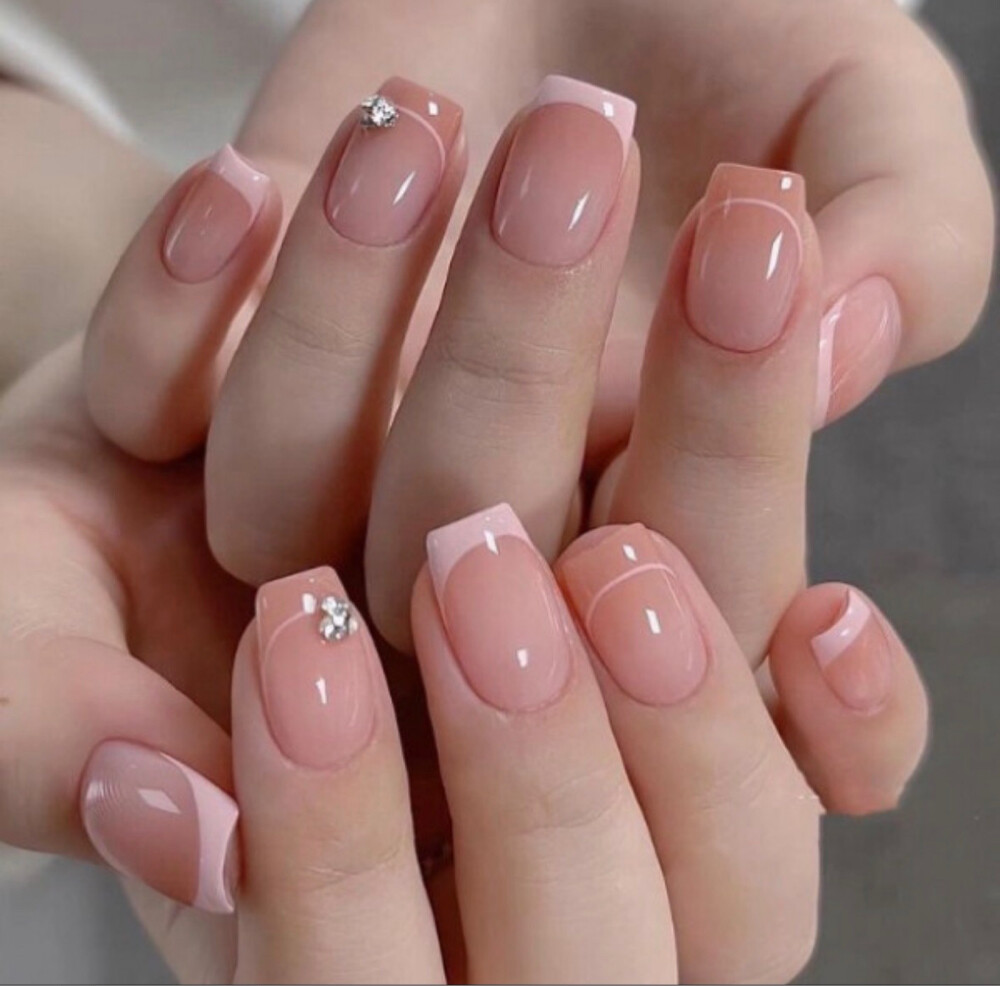 nail technician skilled - 1