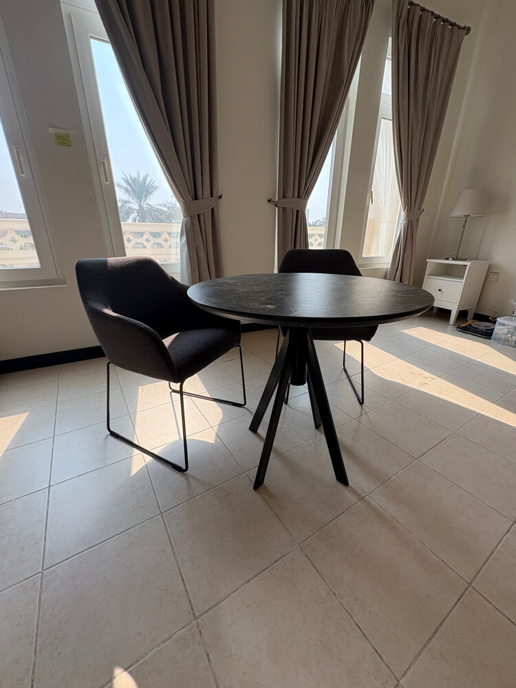 Round table + 2 chairs - 1