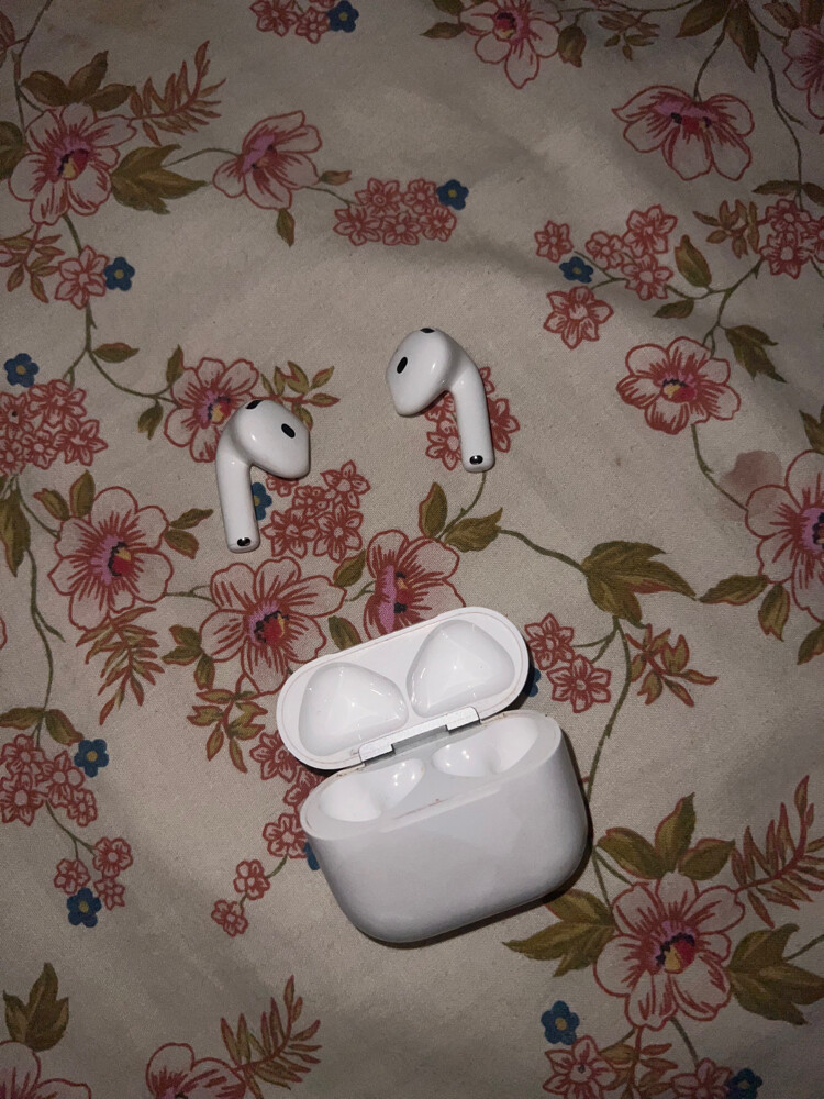 Apple AirPods 4 active noise - 2