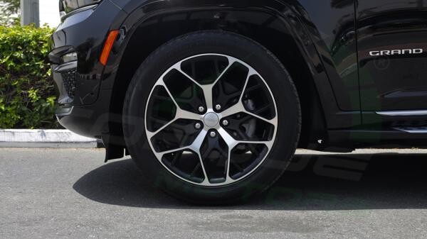 جيب جراند شيروكي ساميت 2025 - 15