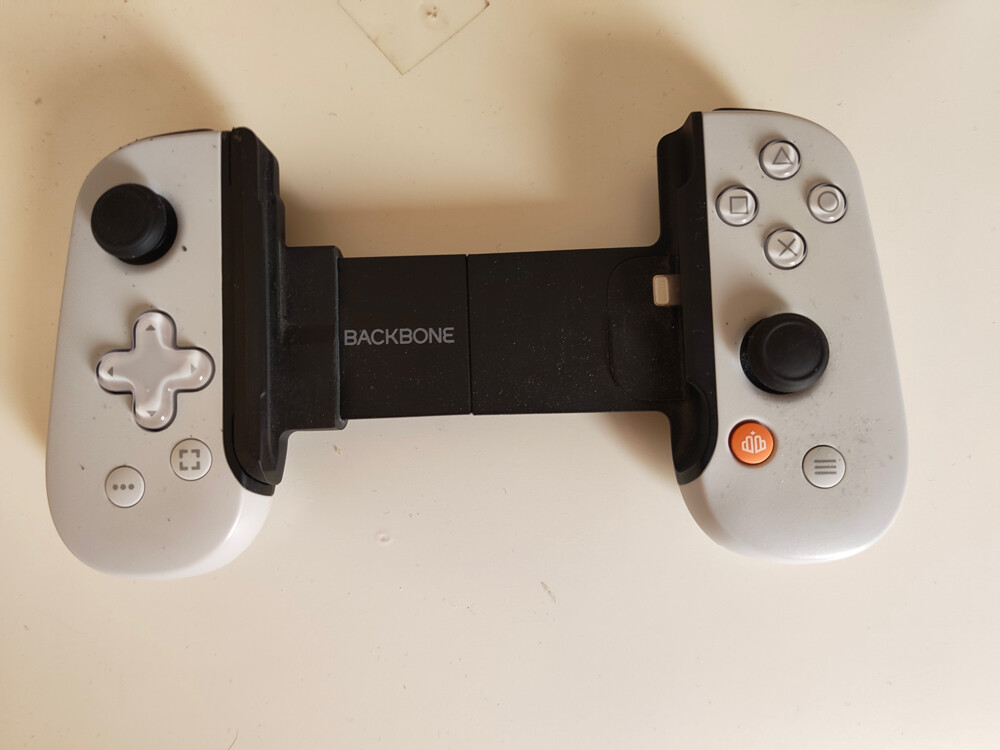 PlayStation backbone lightning - 1