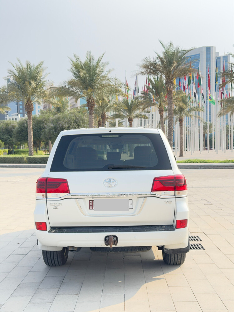 LANDCRUISER GXR V8  - 3