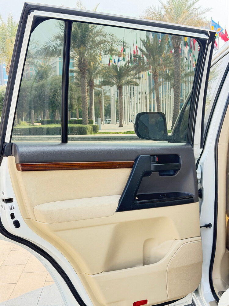 LANDCRUISER GXR V8  - 8