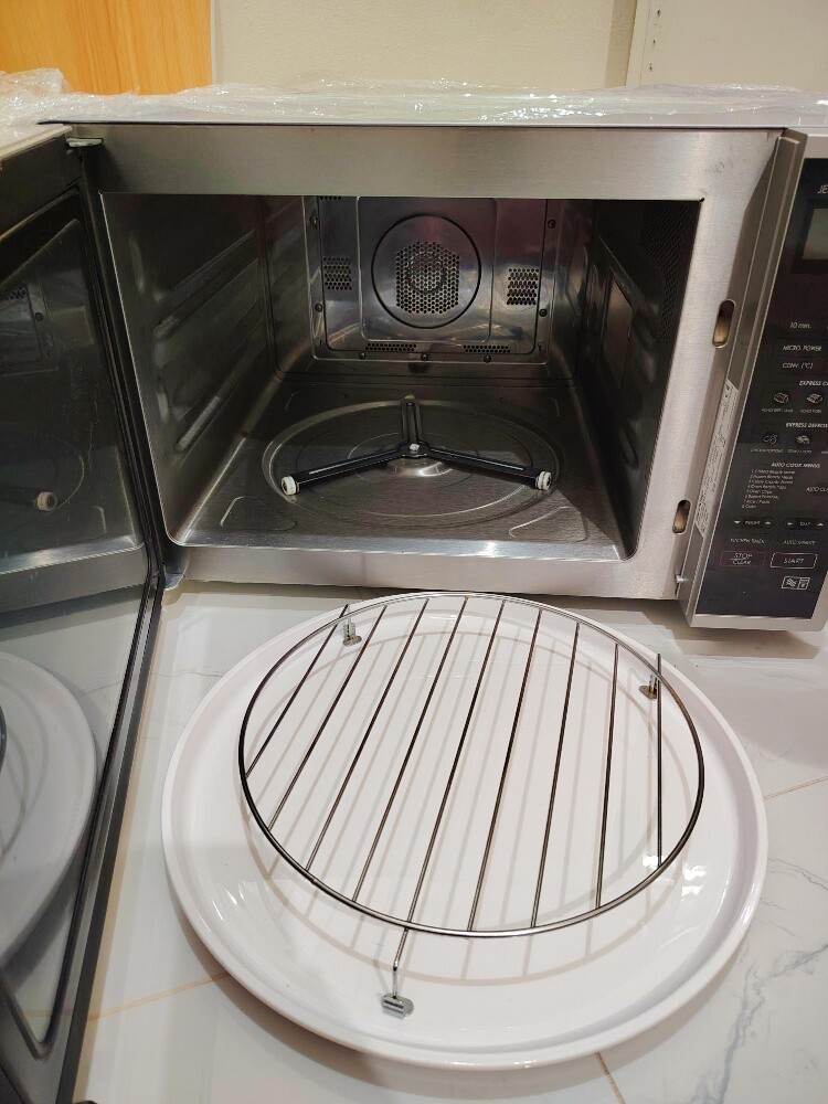 Sharp 40L microwave - 3