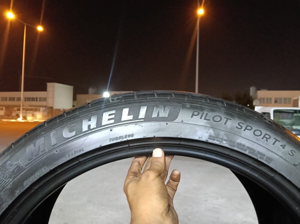 325/35/22 or 285/40/22 Michelin - 9