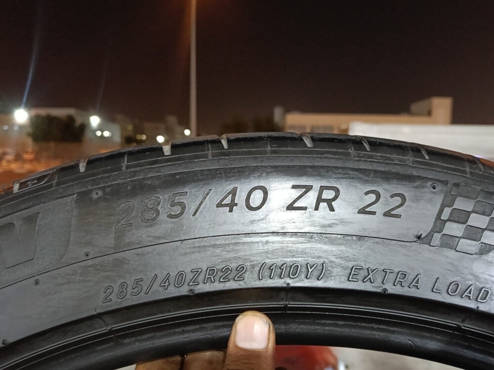 325/35/22 or 285/40/22 Michelin - 4