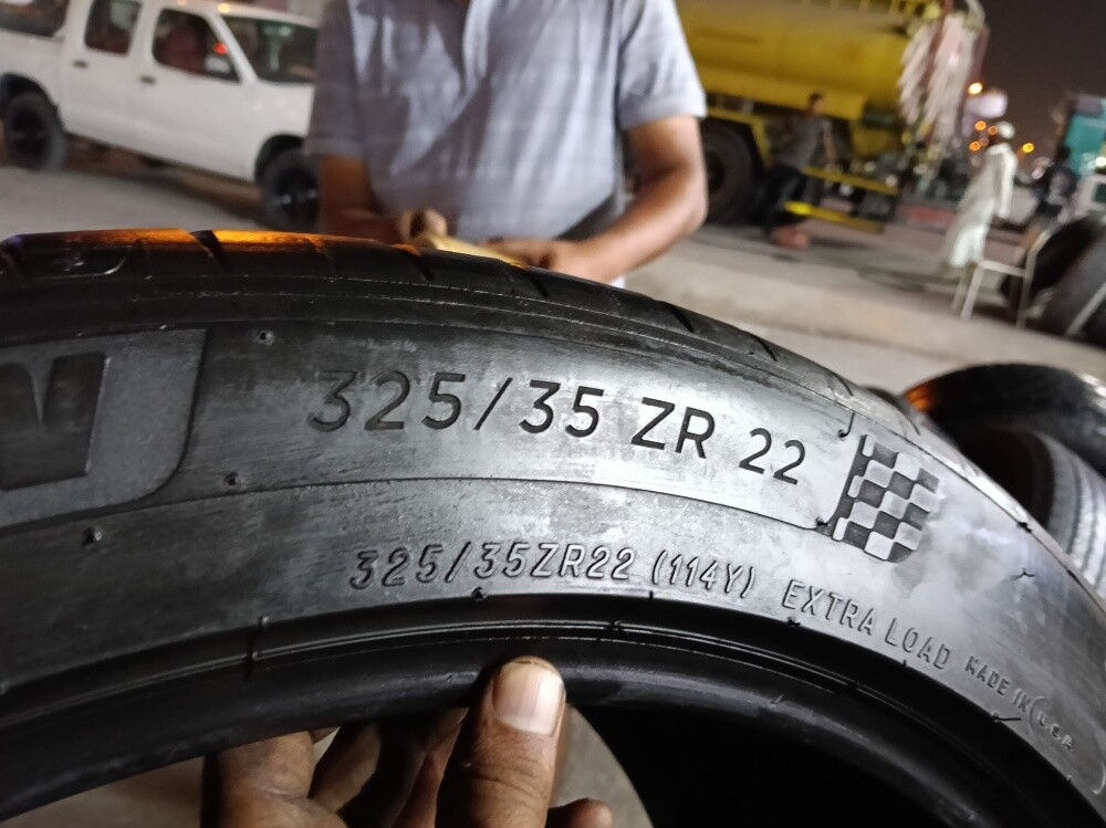 325/35/22 or 285/40/22 Michelin - 3