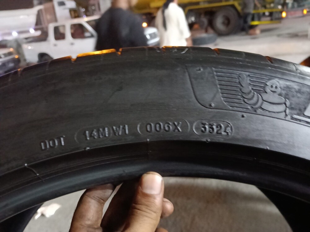 325/35/22 or 285/40/22 Michelin - 5