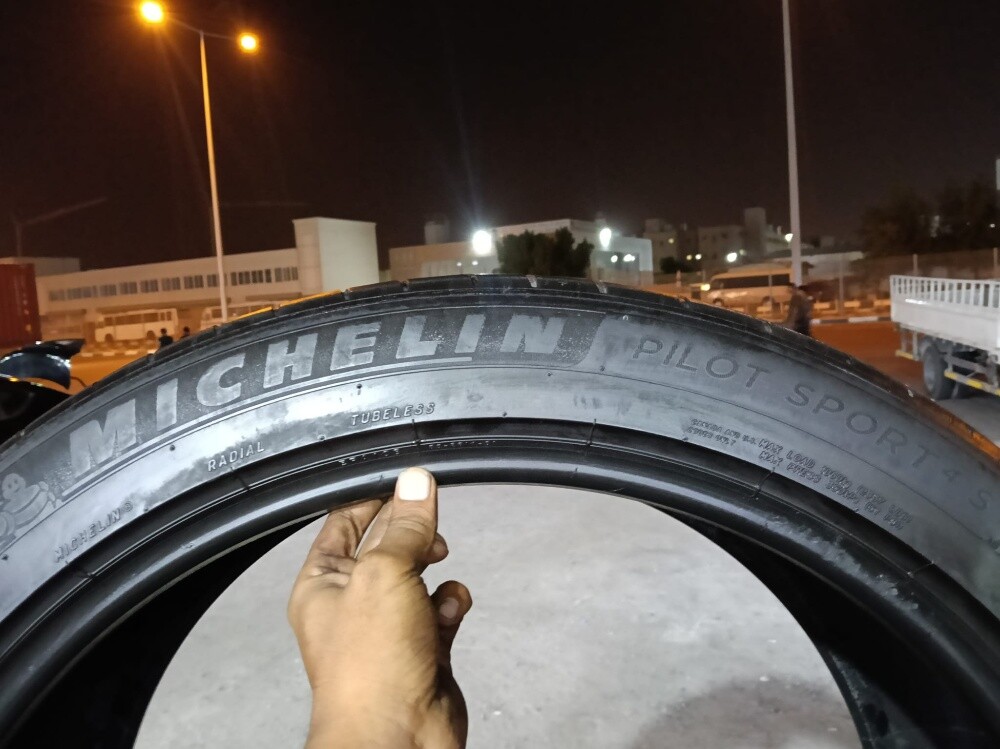 325/35/22 or 285/40/22 Michelin - 8