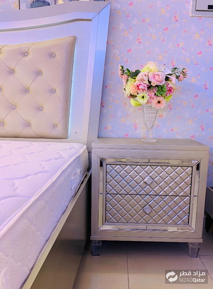 KING BED WITH MATTRESS AND 2 TABLE. - 5