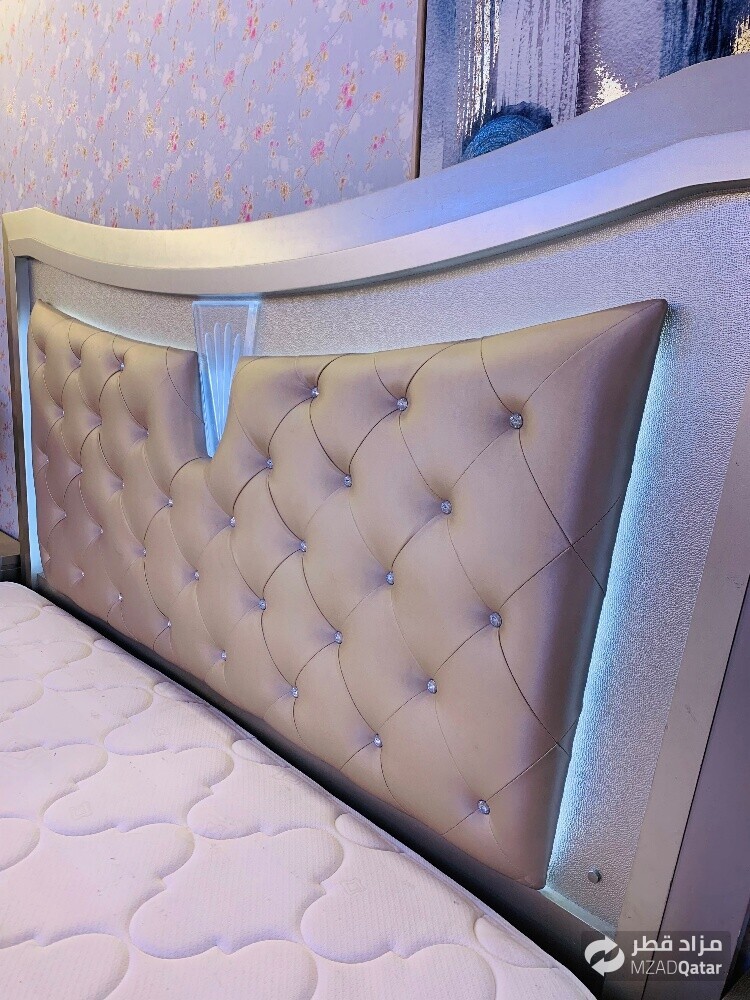 KING BED WITH MATTRESS AND 2 TABLE. - 8
