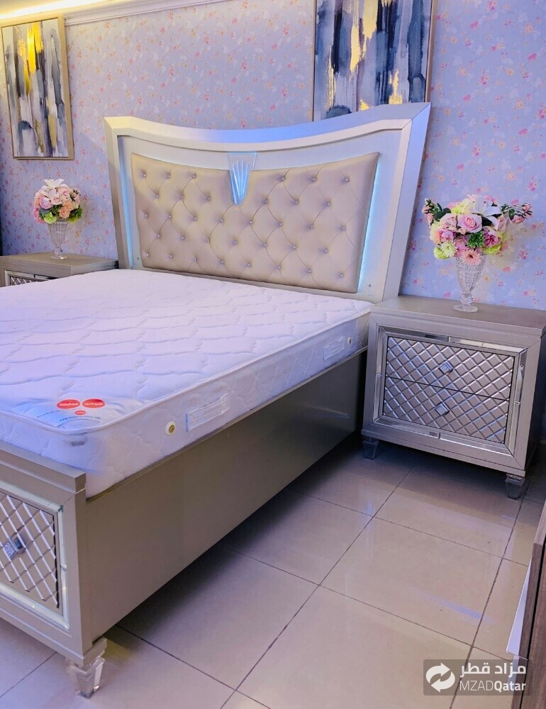 KING BED WITH MATTRESS AND 2 TABLE. - 3