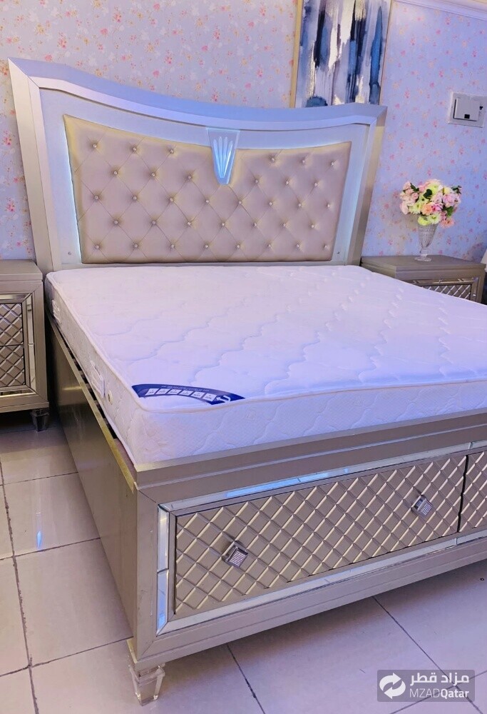 KING BED WITH MATTRESS AND 2 TABLE. - 2