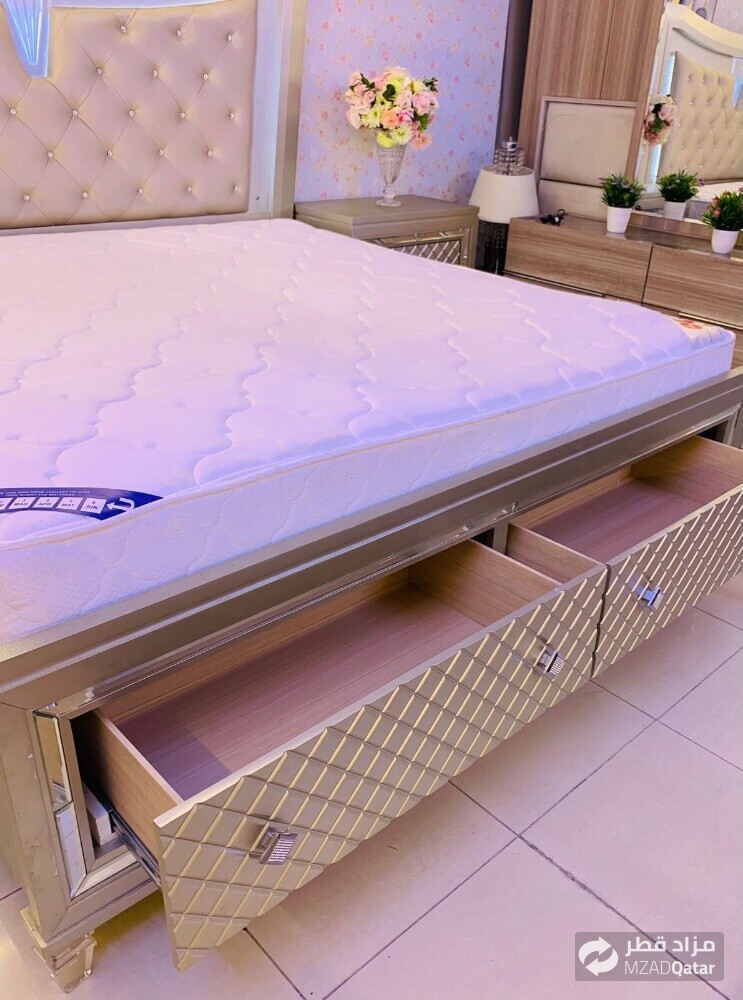 KING BED WITH MATTRESS AND 2 TABLE. - 4