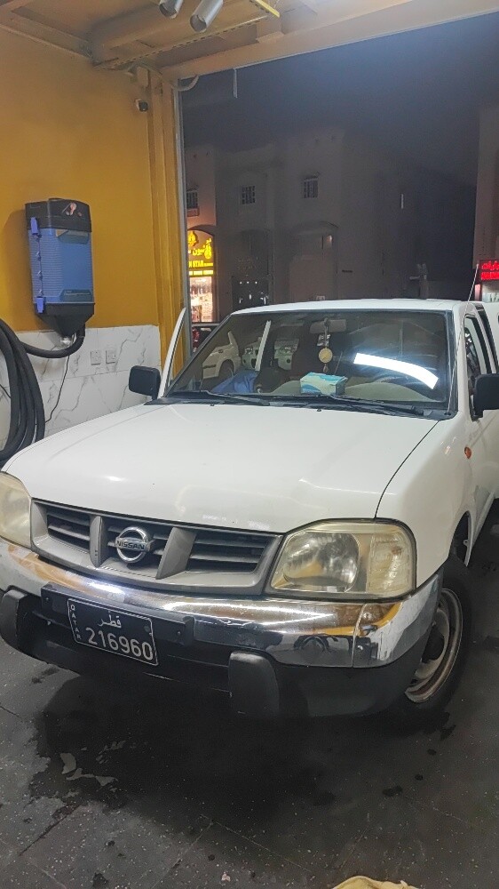 Nissan Pickup - 1