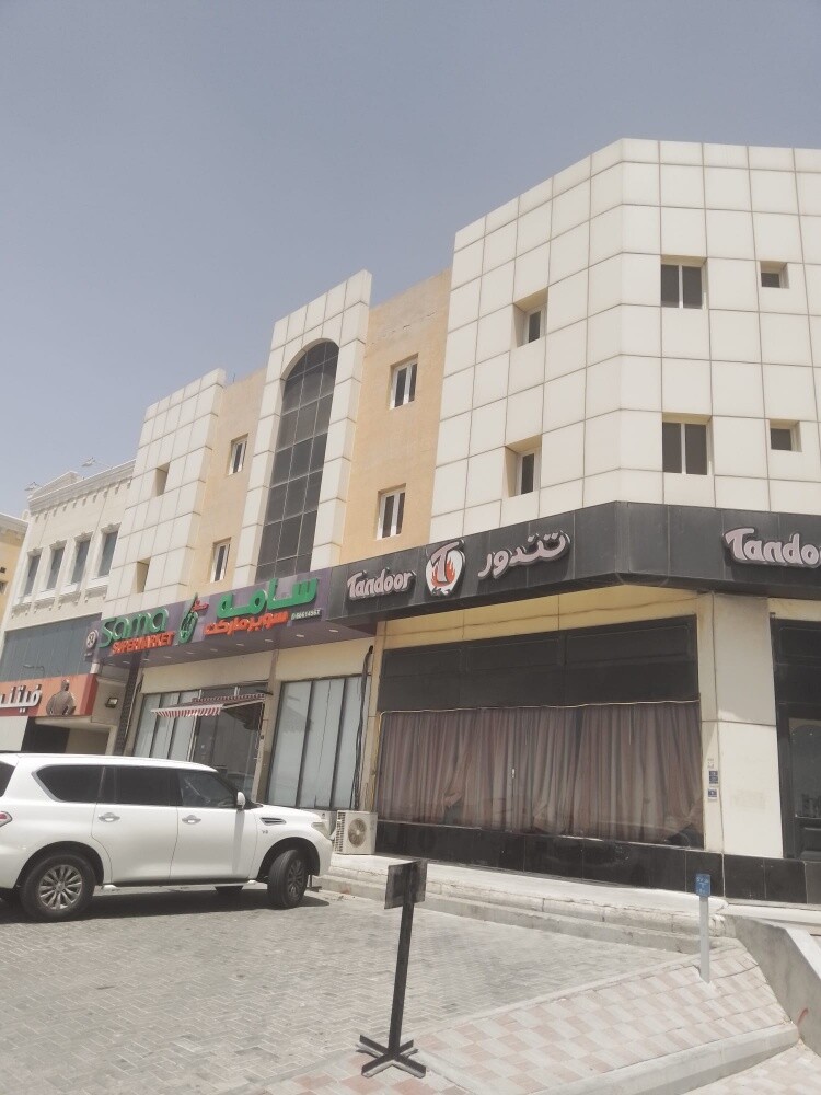 سوق تجاري بالعزيزية شارع رئيسي - 3