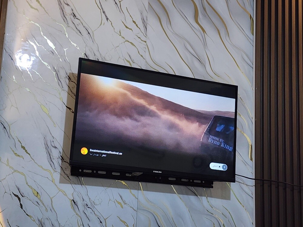 32 inch smart tv same like new - 2