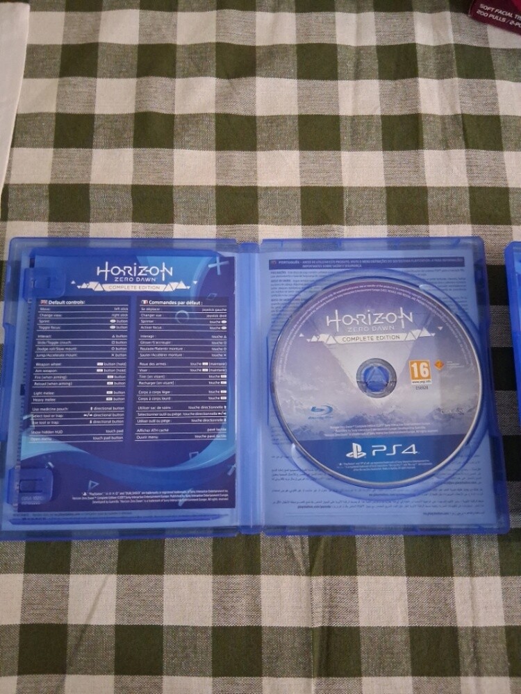 ps4 CD  horizon and final fantasy - 3
