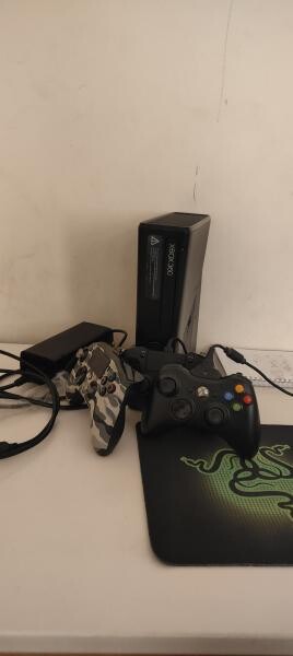 Xbox360 slim with 3 controllers - 1