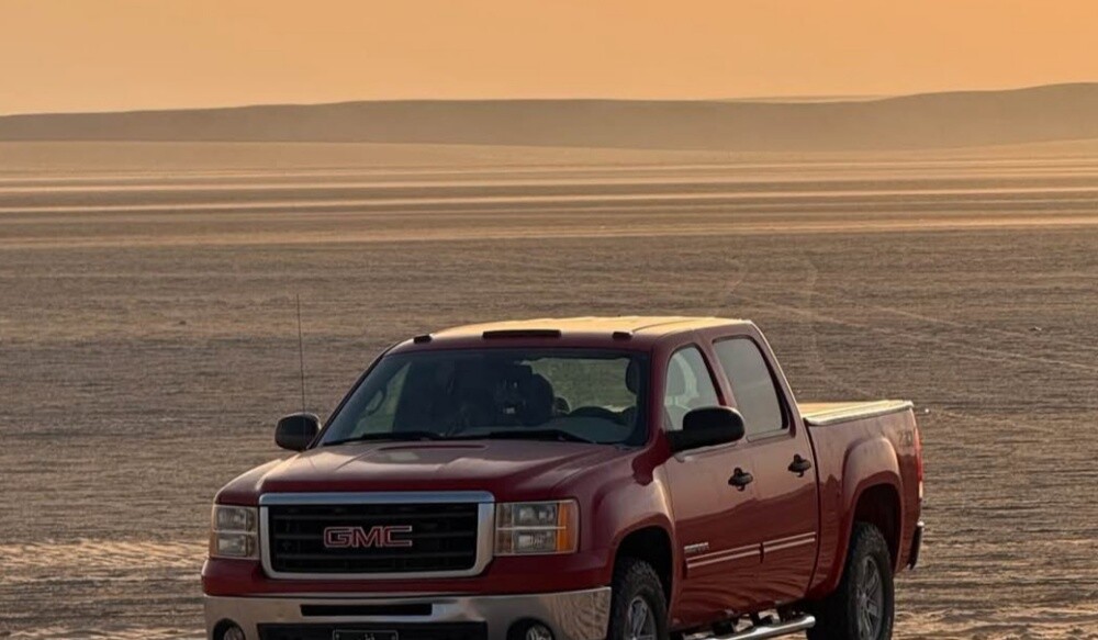 Pickup truck in good condition, low - 1