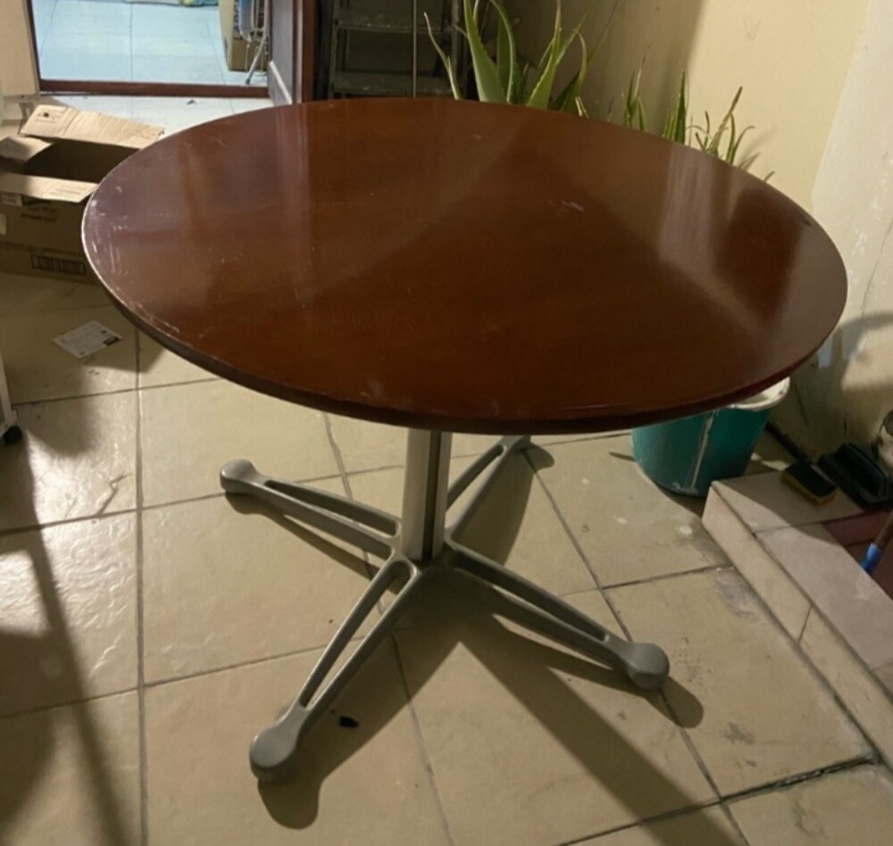 Round wooden table - 4