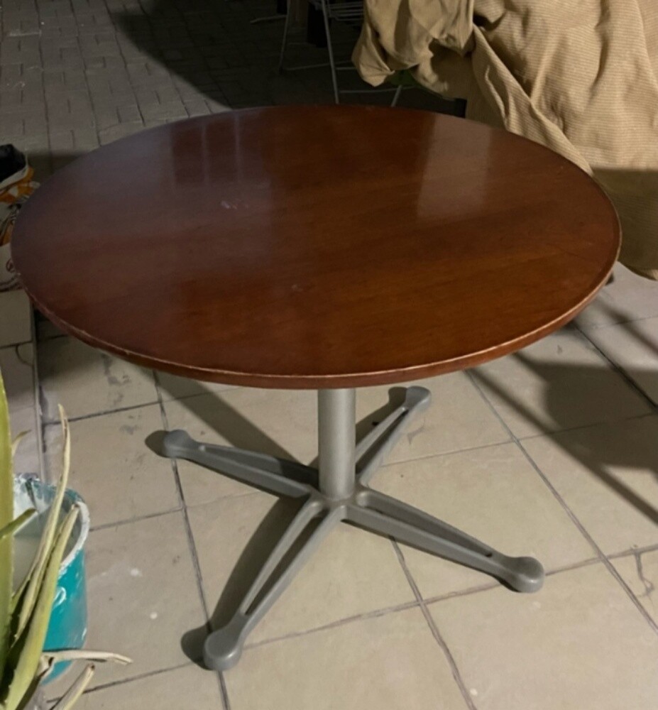 Round wooden table - 2