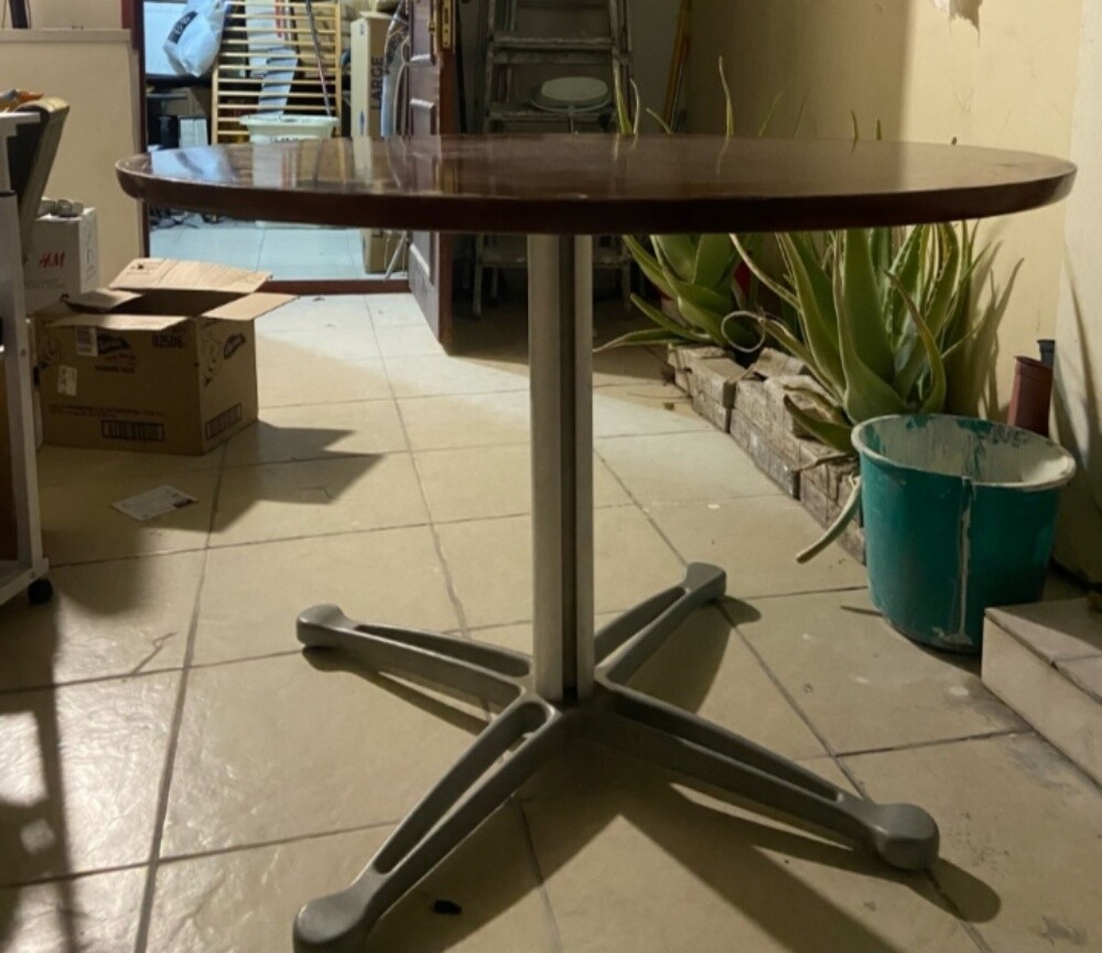 Round wooden table - 3