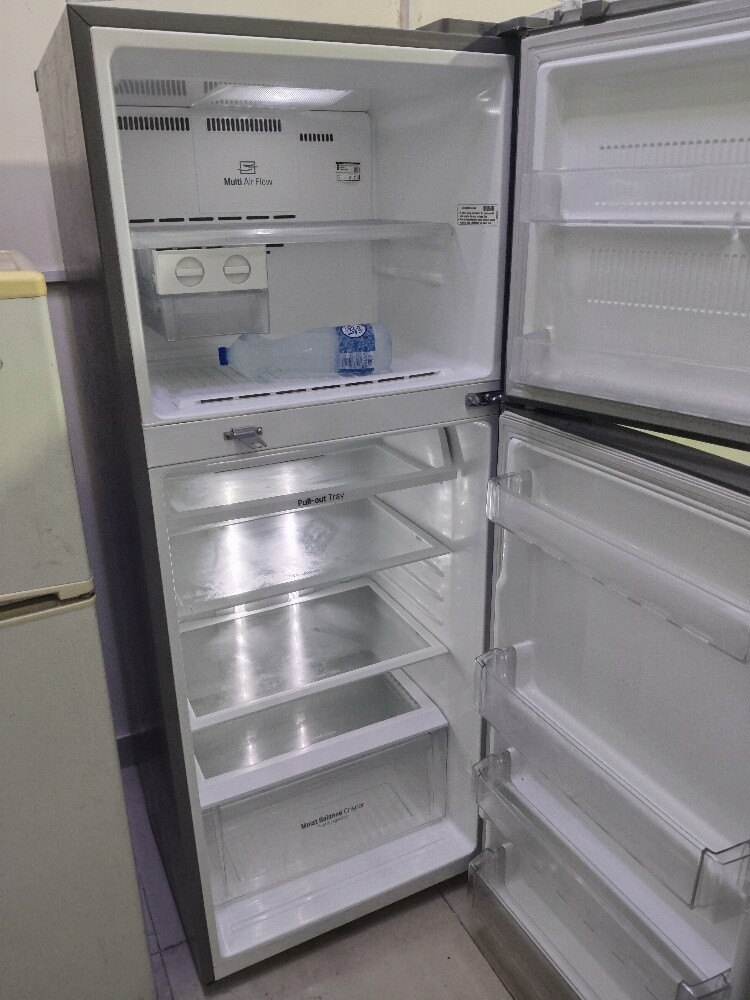 Lg refrigerator like new - 3