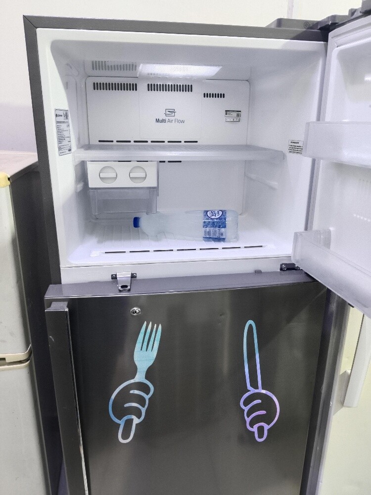 Lg refrigerator like new - 2