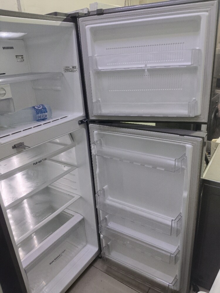 Lg refrigerator like new - 4