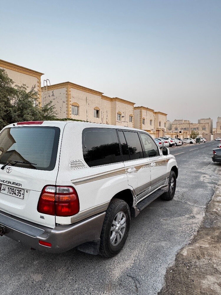 Land Cruiser VXR 2001 model - 4