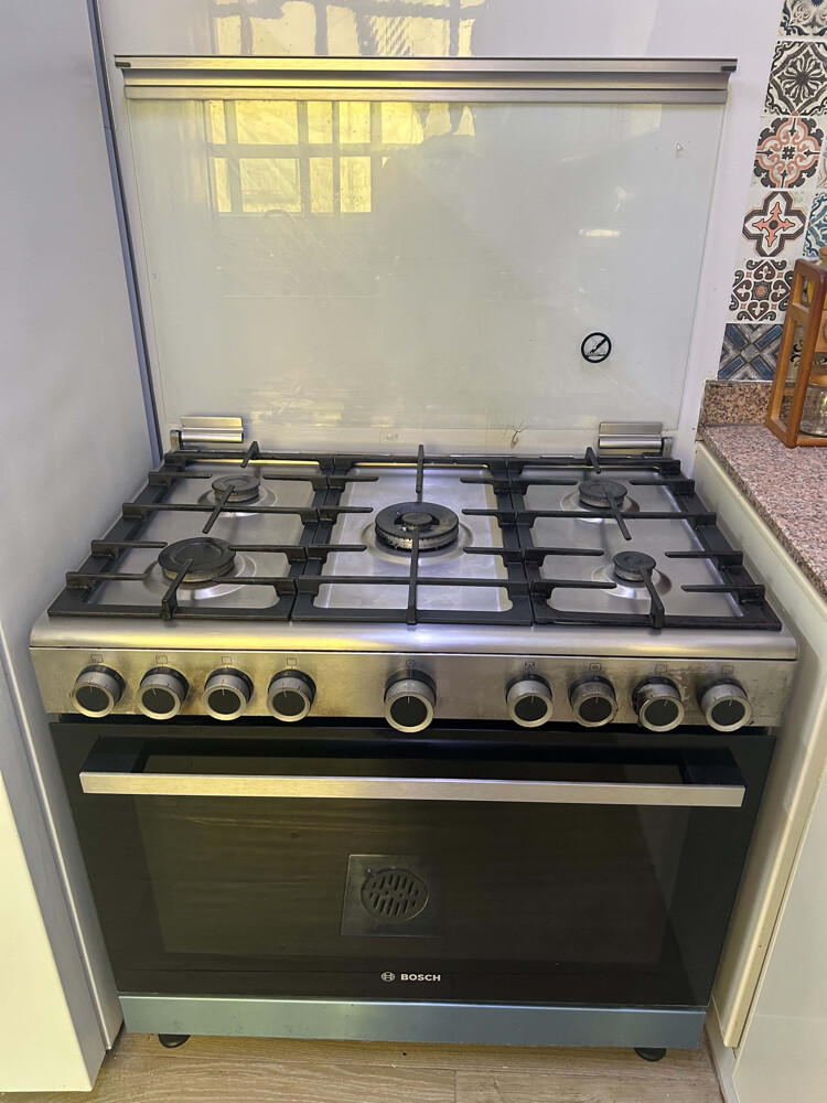 range in very good condition - 3