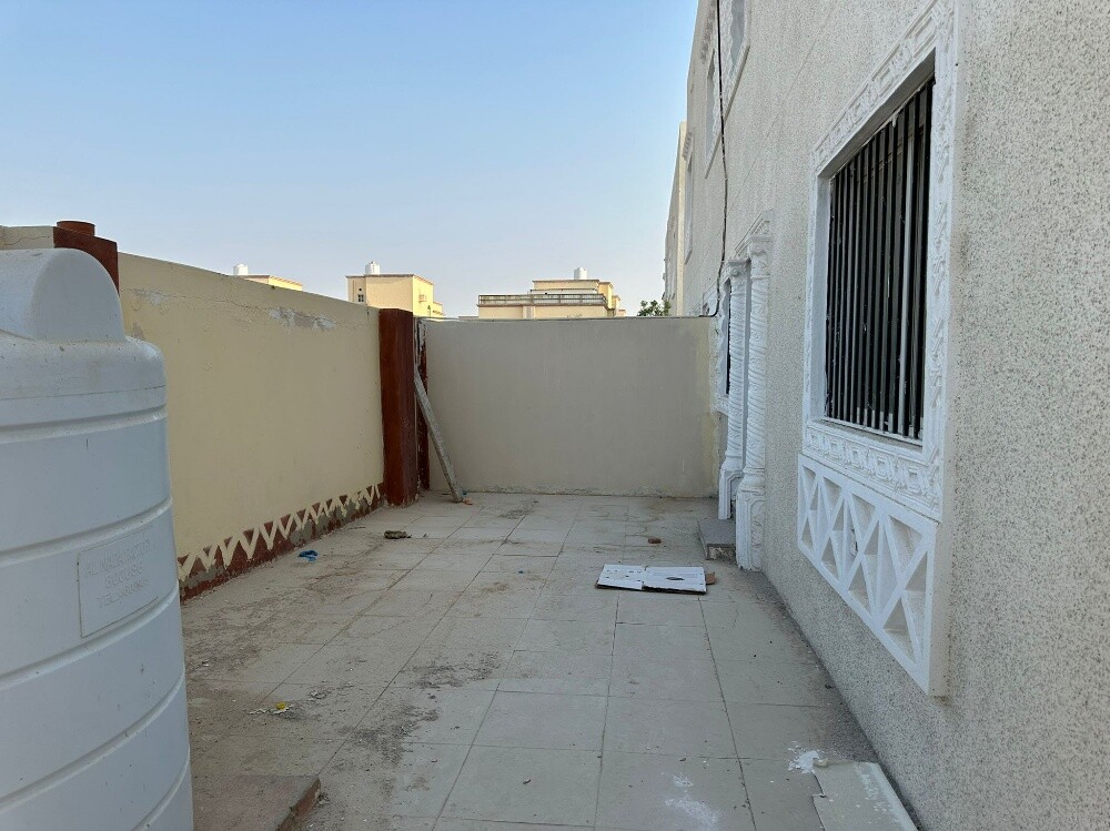 ملحق مدخل خاص مع حوش خاص ..
في ا - 4