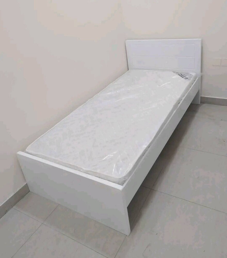 نحن نبيع نوعا من الأثاث الجديد. س - 4