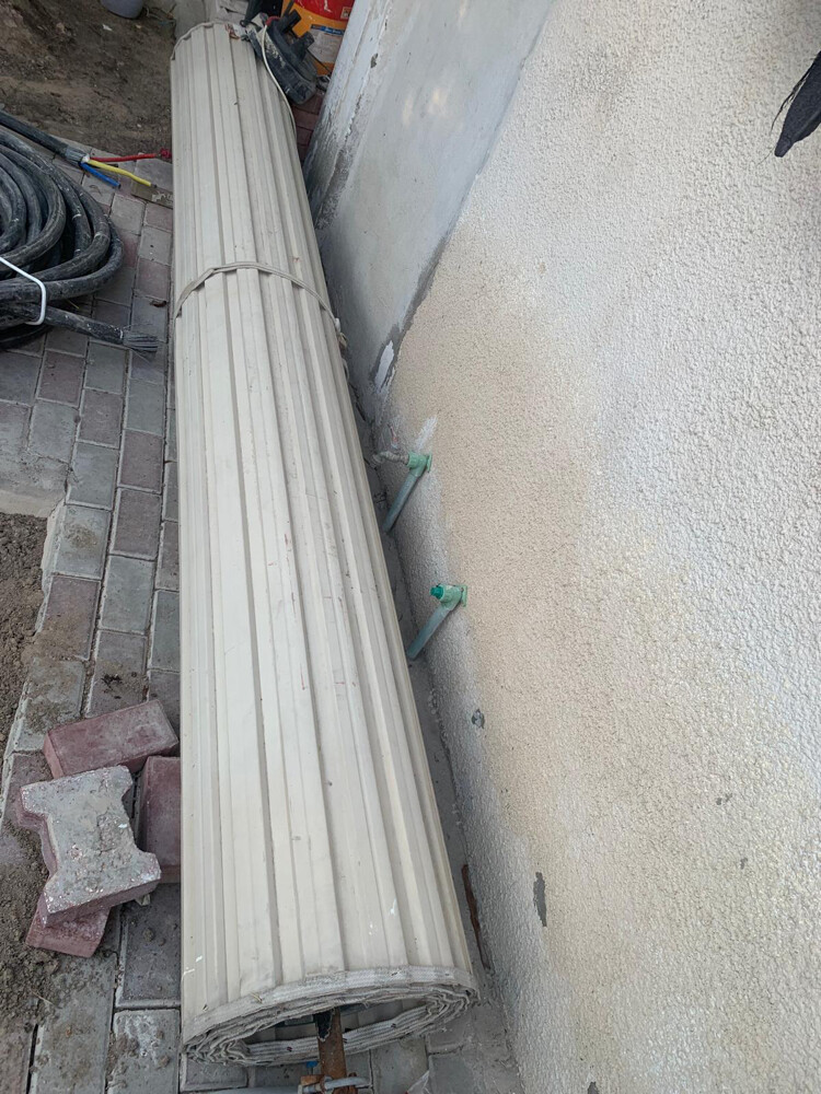 Cables and an electronic door - 2