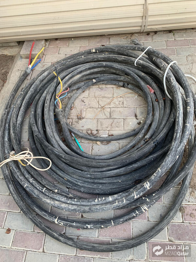Cables and an electronic door - 1
