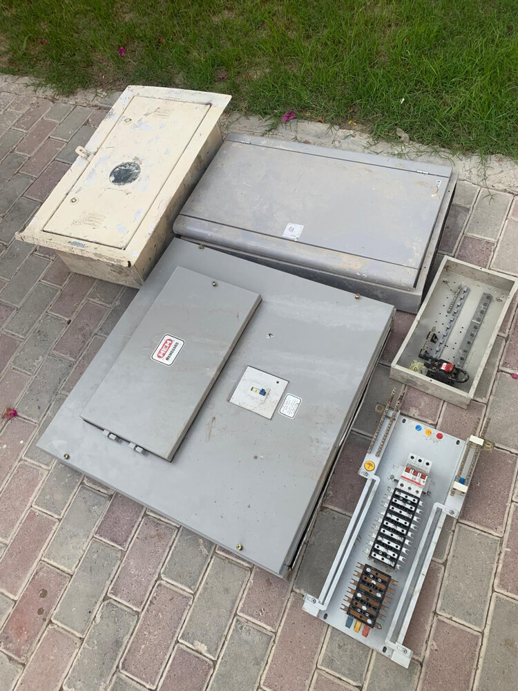 Cables and an electronic door - 3